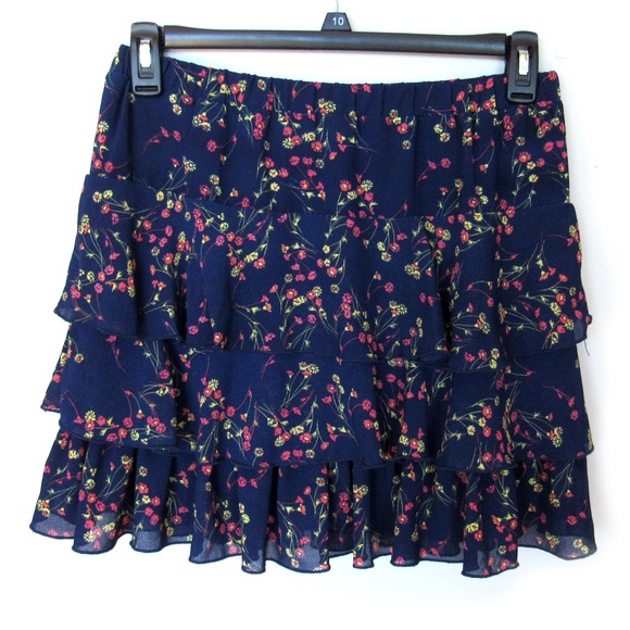 Charlotte Russe Dresses & Skirts - 🎉2 for 15🎉 Charlotte Russe Tiered Floral Skirt